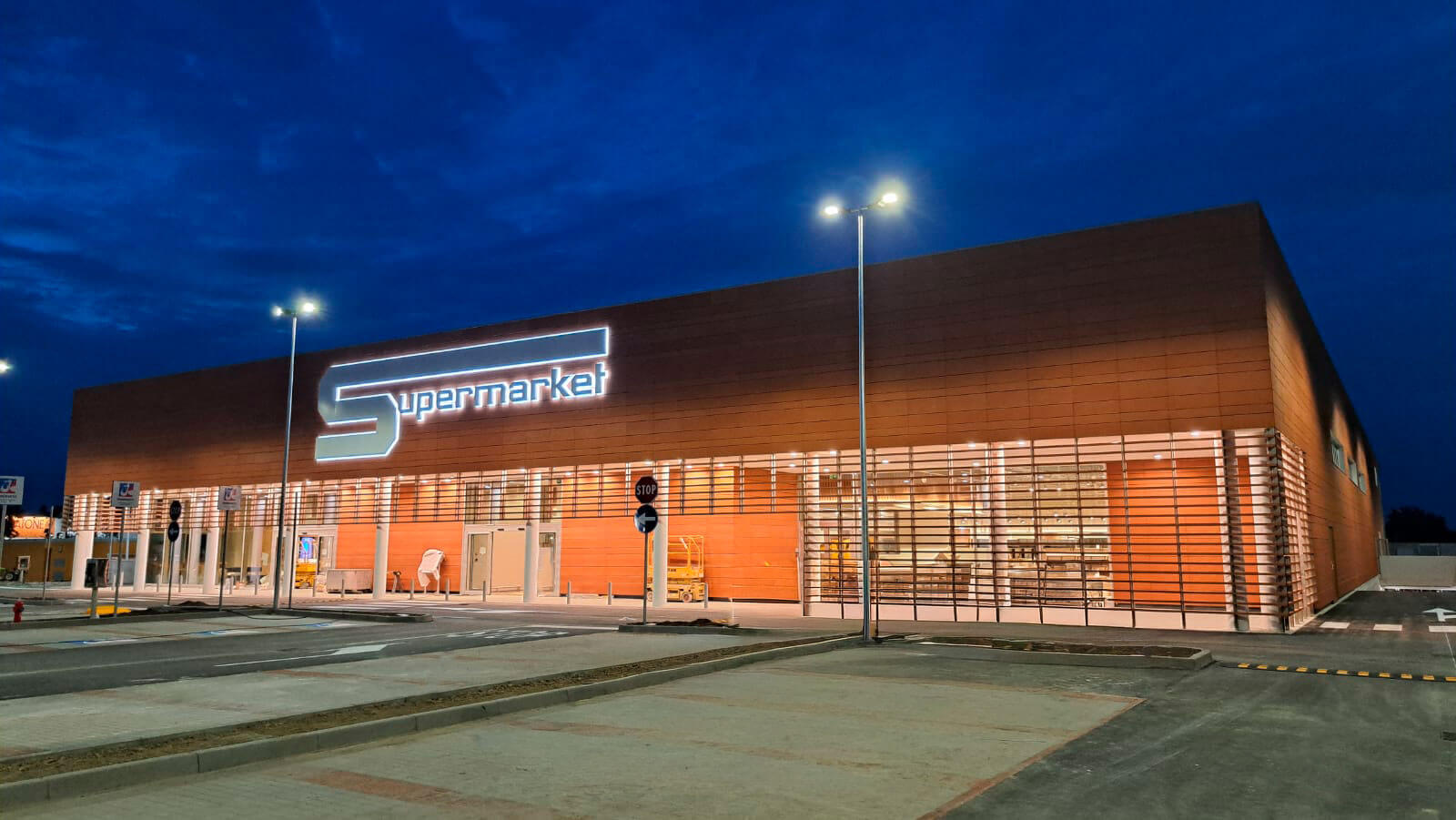 campinoti-e-bozzoni---foto-esterno-esselunga